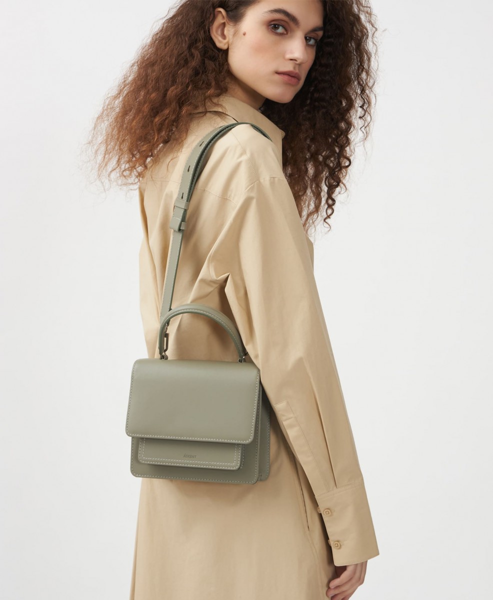 Michael Kors уходит из России, но мы нашли локальные бренды сумок — и они классные.