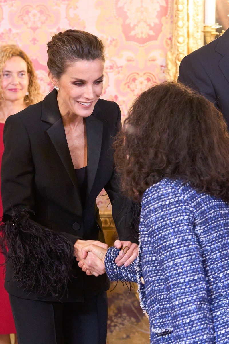 Вдохновились королевой Летисией: 8 вещей с перьями для новогодних вечеринок.