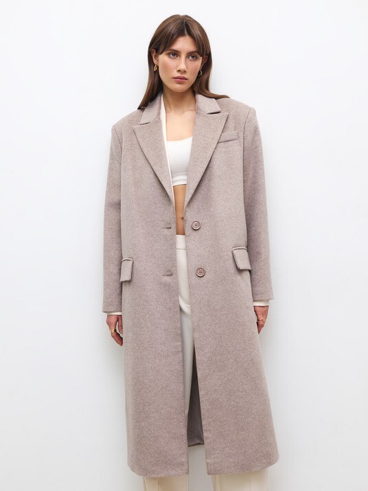 Мужского кроя на деловую встречу или в ярком оттенке для свидания: 25 вариантов пальто на осень.