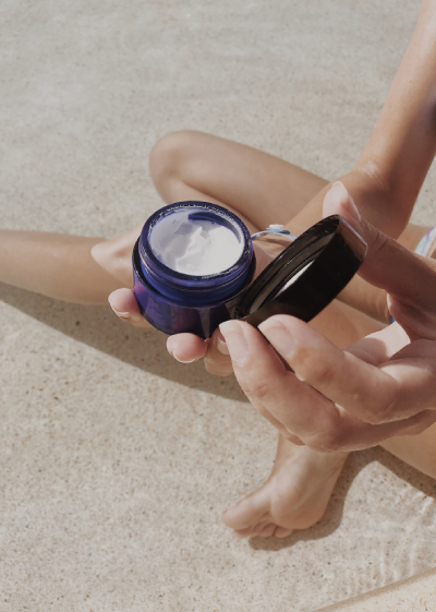 Что такое SPF, UVA, UVB и UVC — учимся читать этикетку на солнцезащитных средствах.