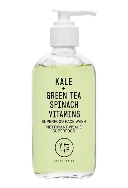 Ниацинамид, адаптогены и гуаша: Кайя Гербер показала свою косметичку и рассказала, какие бьюти-секреты переняла у мамы.