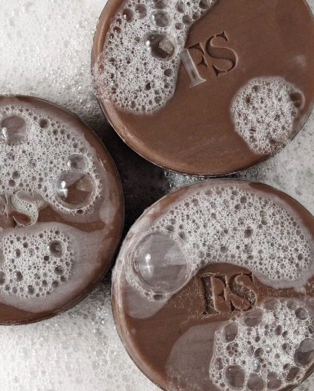 Рианна выпустила мыло для лица с какао и натуральными маслами: собрали еще 5 похожих средств.