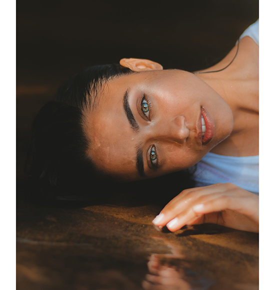 Жирный блеск на коже: почему он появляется и как правильно с ним бороться (и нужно ли).