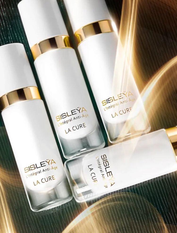 Экстракт Гинкго Билоба, кора шелкового дерева и уникальная формула: как La Cure от Sisley возвращает коже молодость всего за четыре недели.