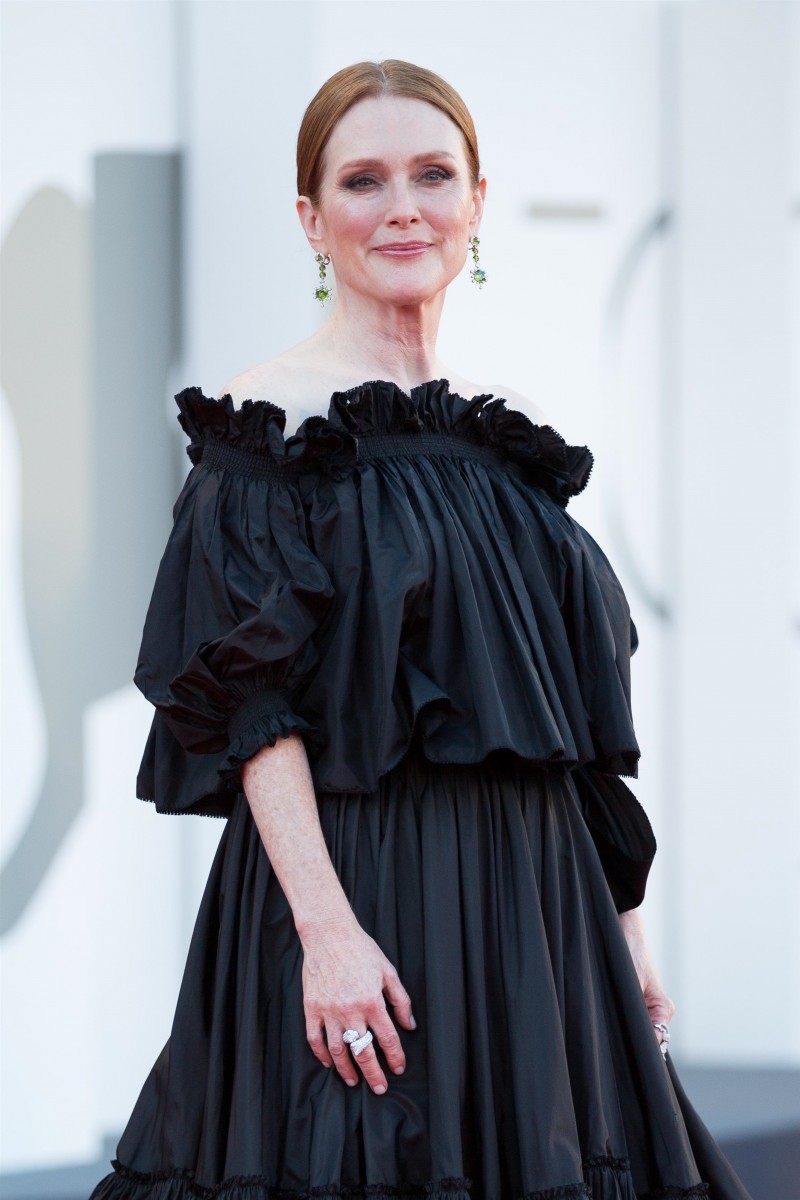 Два стакана воды с хорофиллом и три чашки кофе: как начинается утро Джулианны Мур.