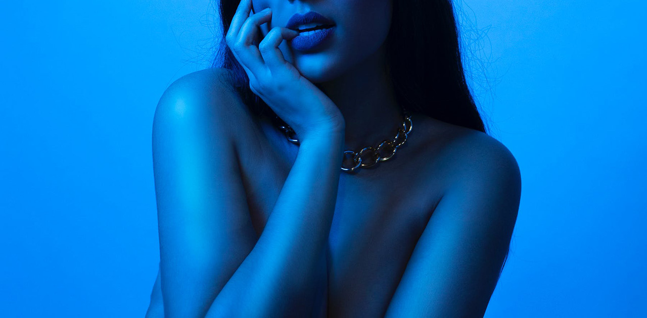 Лампа Вуда – что-что? А это точно про красоту? Эксперт – о приборе, который помогает выявить пигментацию и проверить, правильно ли вы наносите санскрин.