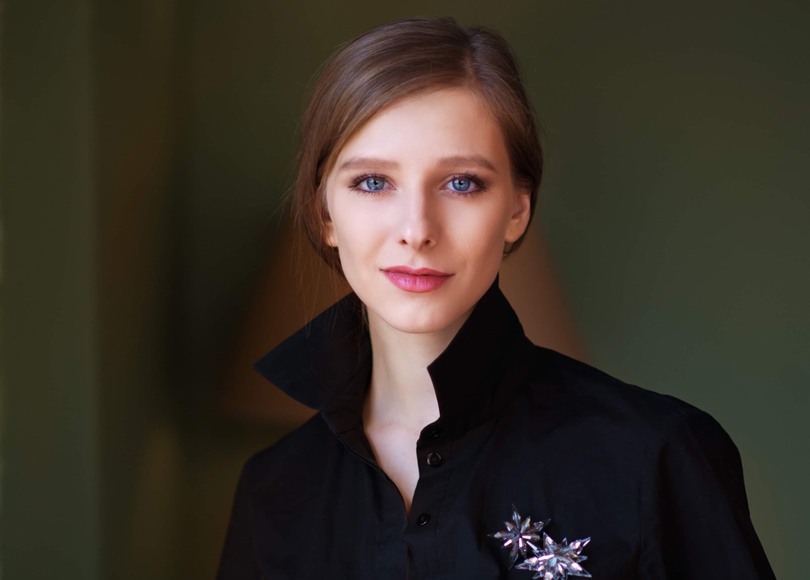 Макияж «без макияжа» и ретроаромат: бьюти-рутина Лизы Арзамасовой.