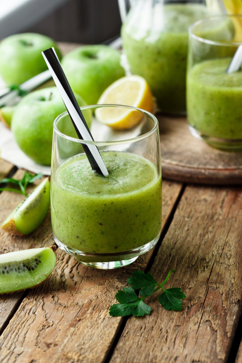 Вода с ароматом малины, пилинги с кислотами и сауна: лайфхаки, которые за месяц избавили меня от высыпаний и неровного тона.